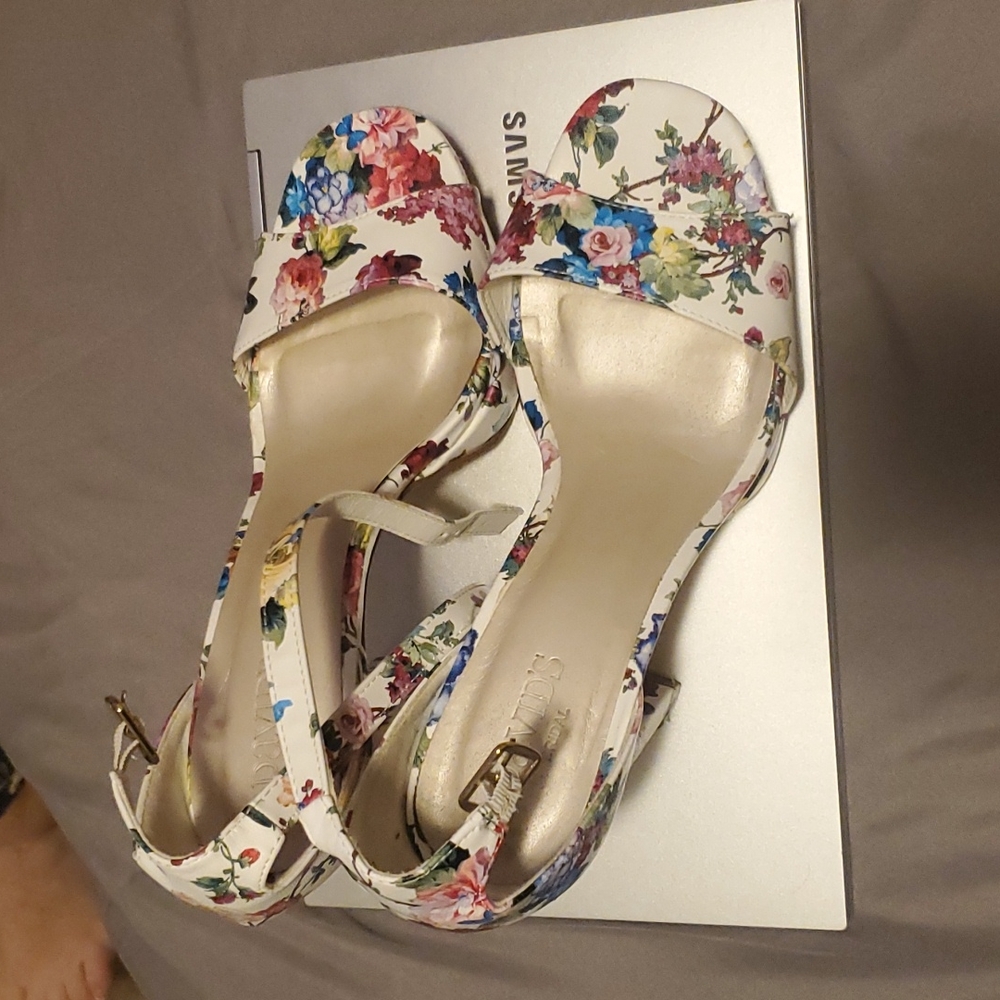 White floral Davids Bridal heels (4 inch)